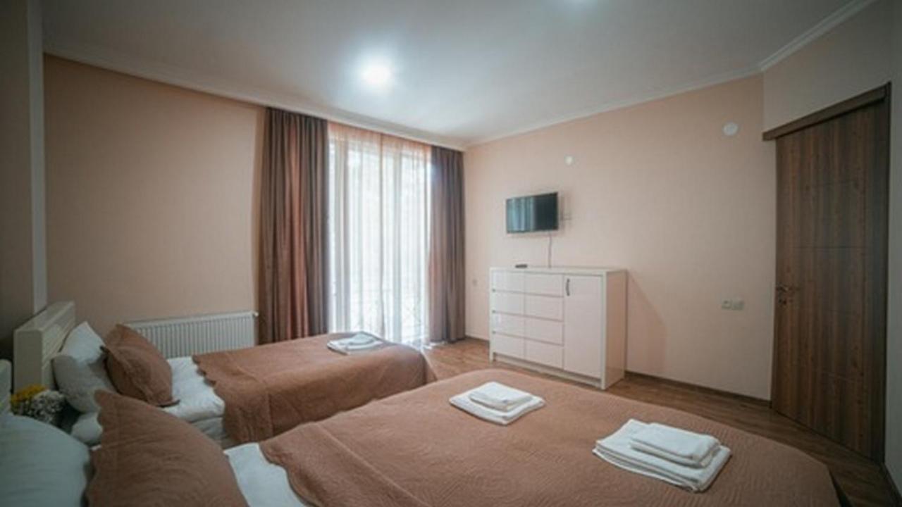 Hotel Surami Exteriér fotografie