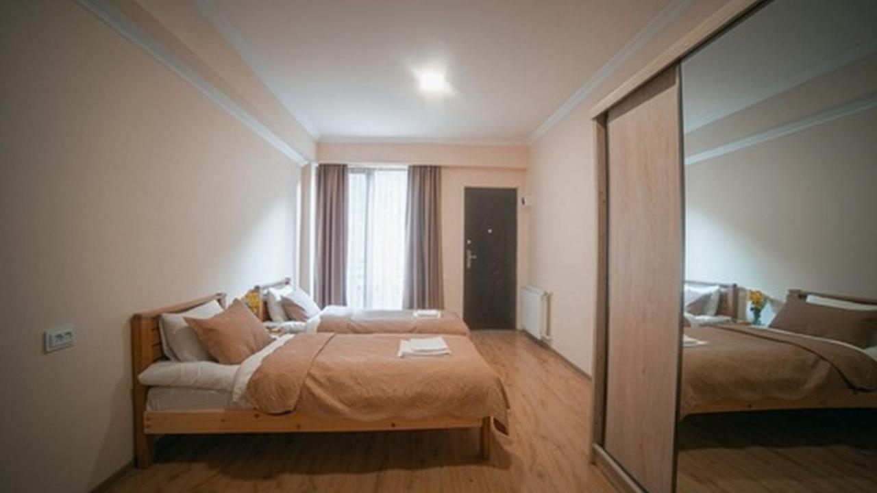 Hotel Surami Exteriér fotografie